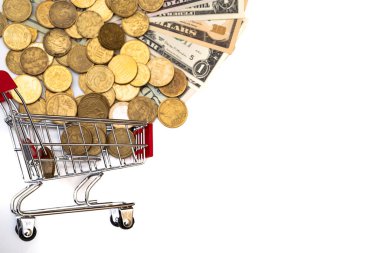 Alışveriş konsepti, market arabası ve nakit para, beyaz arka planda Amerikan doları..