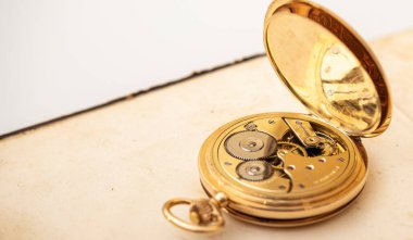 Klasik altın cep saati özlemleri beyaz arka planda izole edilmiş, cep saati arka planda.