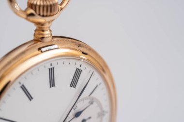 Klasik altın cep saati özlemleri beyaz arka planda izole edilmiş, cep saati arka planda.