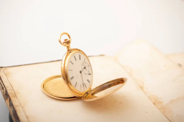 Vintage Gold Taschenuhr Longines Isoliert Auf Weißem Hintergrund Taschenuhr Auf — Stockfoto