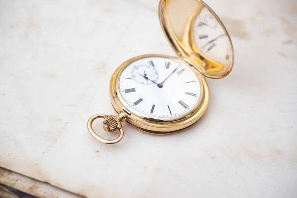 Vintage Złoty Zegarek Kieszonkowy Longines Izolowane Białym Tle Zegarek Kieszonkowy — Zdjęcie stockowe