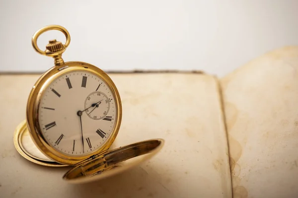 Reloj Bolsillo Oro Vintage Longines Aislados Sobre Fondo Blanco Reloj Imagen De Stock