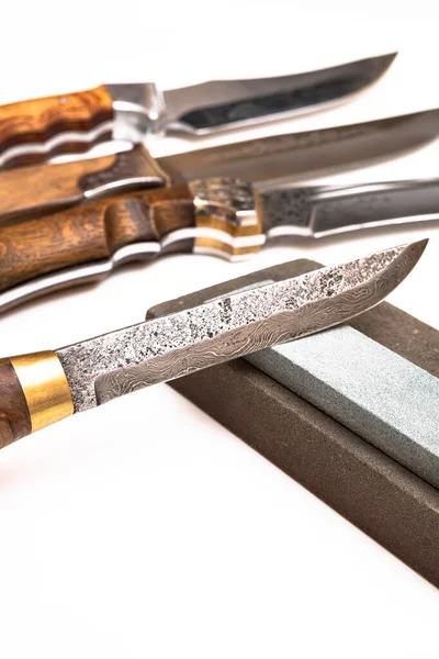 Broušení Nožem Nůž Izolovaném Bílém Pozadí Brusným Kamenem Koncepce Práce — Stock fotografie