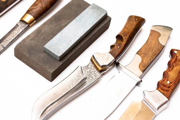 研磨ナイフ研磨石で隔離された白い背景のナイフ 包丁研削師の仕事のコンセプトは — ストック写真