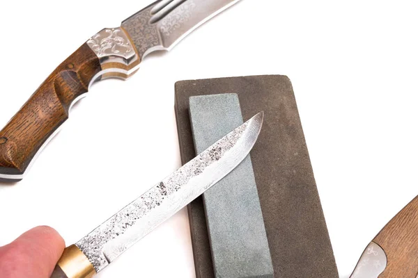 Broušení Nožem Nůž Izolovaném Bílém Pozadí Brusným Kamenem Koncepce Práce — Stock fotografie