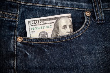 Kotun cebinde birkaç tane 100 dolarlık banknot var.