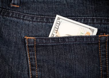 Kotun cebinde birkaç tane 100 dolarlık banknot var.