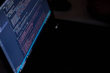 Yazılım kaynak kodu. Program kodu. Bilgisayar ekranında kod. Müteahhit ofiste program kodları üzerinde çalışıyor. Kaynak kodlu fotoğraf.