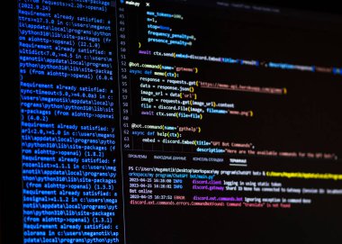 Yazılım kaynak kodu. Program kodu. Bilgisayar ekranında kod. Müteahhit ofiste program kodları üzerinde çalışıyor. Kaynak kodlu fotoğraf.