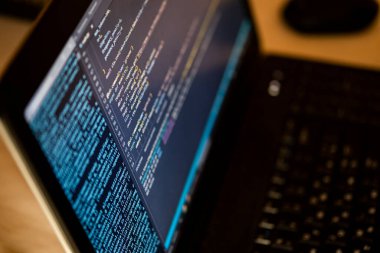 Yazılım kaynak kodu. Program kodu. Bilgisayar ekranında kod. Müteahhit ofiste program kodları üzerinde çalışıyor. Kaynak kodlu fotoğraf.