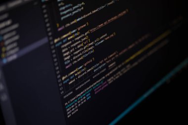 Yazılım kaynak kodu. Program kodu. Bilgisayar ekranında kod. Müteahhit ofiste program kodları üzerinde çalışıyor. Kaynak kodlu fotoğraf.