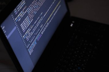 Yazılım kaynak kodu. Program kodu. Bilgisayar ekranında kod. Müteahhit ofiste program kodları üzerinde çalışıyor. Kaynak kodlu fotoğraf.