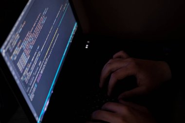 Yazılım kaynak kodu. Program kodu. Bilgisayar ekranında kod. Müteahhit ofiste program kodları üzerinde çalışıyor. Kaynak kodlu fotoğraf.