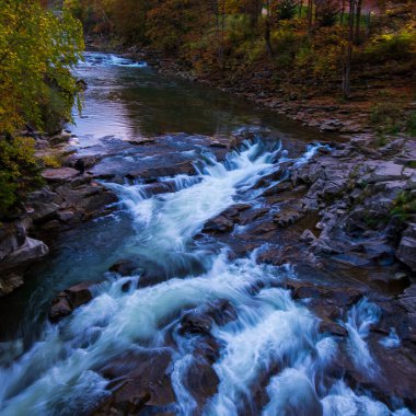 Yaremche şelalesi, Karpatlar 'daki Prut dağı nehri. Ukrayna