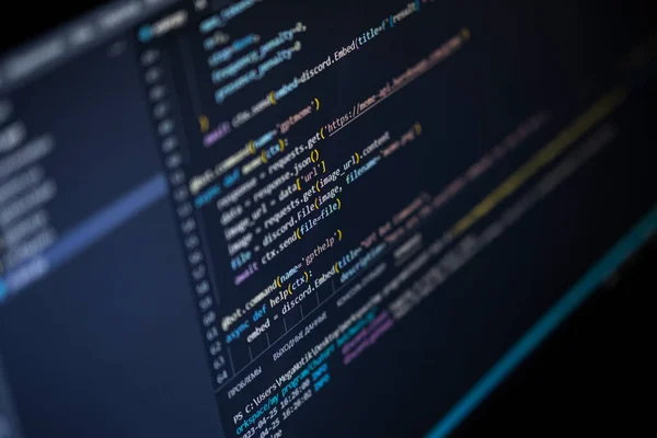 소프트웨어 프로그램 컴퓨터 화면의 코드입니다 개발자는 사무실에서 프로그램 작업을 코드가 — 스톡 사진