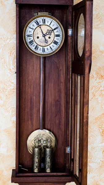 墙上挂着钟摆的旧木钟 — 图库照片