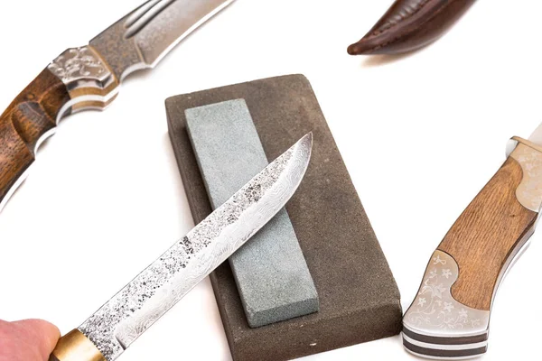 Нож Заточки Нож Изолированном Белом Фоне Абразивным Камнем Концепция Работы — стоковое фото