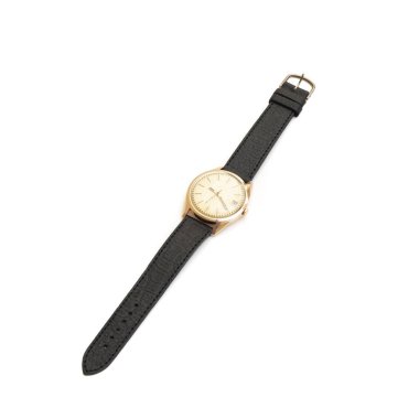 Beyaz arka planda altın bir kol saati, SSCB zamanından kalma klasik bir saat.