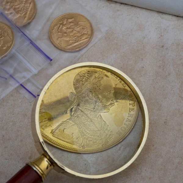 Δουκάτα 1915 Αυστροουγγαρία Χύμα Δουκάτων Χρυσά Νομίσματα Φράγκο Ίος Παλιά — Φωτογραφία Αρχείου