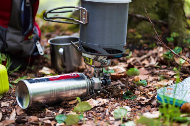 Yürüyüş sırasında gaz ocağında yemek pişirmek. Turistler için sabah kahvaltısı.