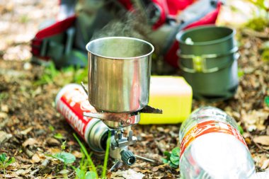 Yürüyüş sırasında gaz ocağında yemek pişirmek. Turistler için sabah kahvaltısı.
