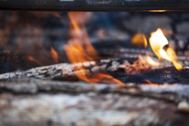 Ormanda yemek pişirmek için kamp ateşi. Yanan ateş. Ormanda yangın var. Yanan ateş dokusu. Kuru dalları yakıyor. Ormanda turist yangını. Yanan dalların dokusu.