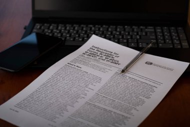 05 / 17 / 2023 Lviv, Ukrayna. Vergi formlarının kapanışı w-8-ben-e