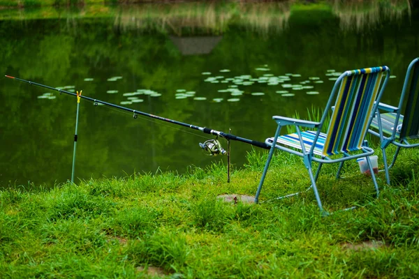 Krzesło Rybackie Wędka Tle Nad Jeziorem Świcie Koncepcja Wędkowania Piękny — Zdjęcie stockowe