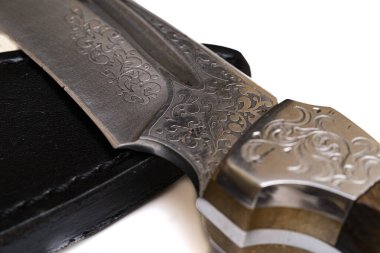 Siyah arka planda Şam çelik bıçakları. Mutfak bıçakları. Japon bıçağıyla donatılmış. Japon Şam çelik bıçakları seti. Pankart