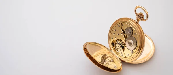 Вінтажний Золотий Кишеньковий Годинник Довгі Лінії Ізольовані Білому Тлі Кишеньковий — стокове фото