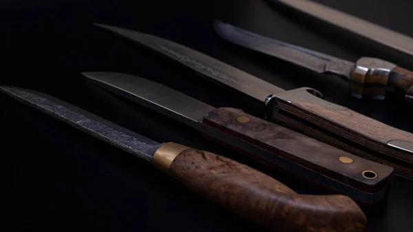 Stalowe Noże Damaszku Czarnym Tle Noże Kuchenne Tło Japońskim Nożem — Zdjęcie stockowe