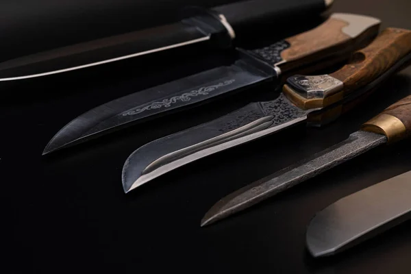 大马士革钢刀黑色背景 厨房的刀 背景与日本刀 一套日本大马士革钢刀 — 图库照片