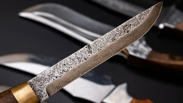 Stalowe Noże Damaszku Czarnym Tle Noże Kuchenne Tło Japońskim Nożem — Zdjęcie stockowe