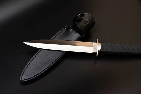 大马士革钢刀黑色背景 厨房的刀 背景与日本刀 一套日本大马士革钢刀 — 图库照片