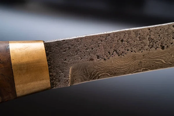 黒の背景にダマスカス鋼のナイフ キッチンナイフ 日本のナイフを背景に 日本のダマスカス鋼のナイフのセット バナー — ストック写真