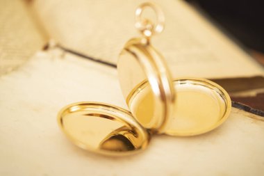 Klasik altın cep saati özlemleri beyaz arka planda izole edilmiş, cep saati arka planda.