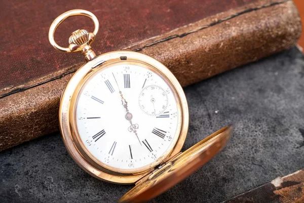 Klasik Altın Cep Saati Özlemleri Beyaz Arka Planda Izole Edilmiş — Stok fotoğraf