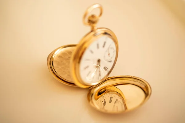 Reloj Bolsillo Oro Vintage Longines Aislados Sobre Fondo Blanco Reloj —  Fotos de Stock
