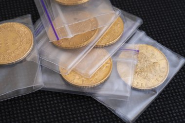 Avusturyalı dört düka Amerikan doları. Yatırım paralarına yatırım. Altın satın alma kavramı. altına yatırım.