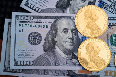 Avusturyalı dört düka Amerikan doları. Yatırım paralarına yatırım. Altın satın alma kavramı. altına yatırım.