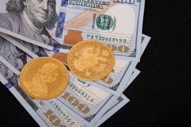 Avusturyalı dört düka Amerikan doları. Yatırım paralarına yatırım. Altın satın alma kavramı. altına yatırım.