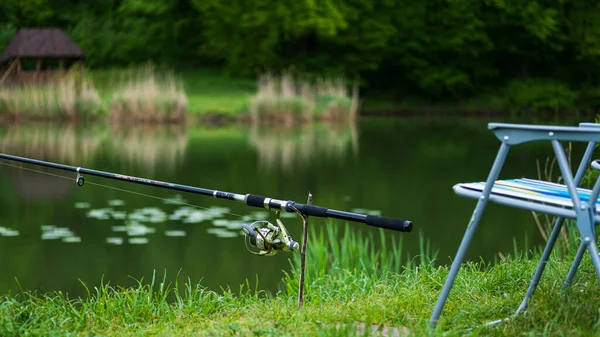 Fischerstuhl Und Angelrute Hintergrund Über Dem See Morgengrauen Fischereikonzept Schöner — Stockfoto