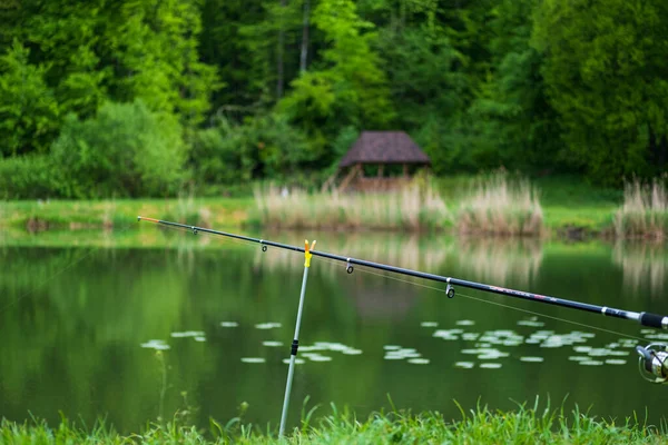 Sedia Pescatore Canna Pesca Sullo Sfondo Sul Lago All Alba — Foto Stock