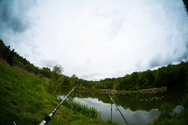 Silla Pescador Caña Pescar Fondo Sobre Lago Amanecer Concepto Pesca — Foto de Stock