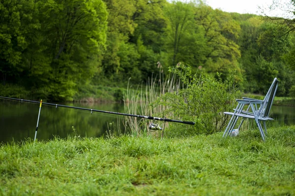 Cadeira Pescador Vara Pesca Fundo Sobre Lago Amanhecer Conceito Pesca — Fotografia de Stock