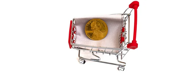 Τρόλεϊ Αγορών Τροχούς Χρυσά Νομίσματα Και Δολάρια Χαρτί Λευκό Φόντο — Φωτογραφία Αρχείου