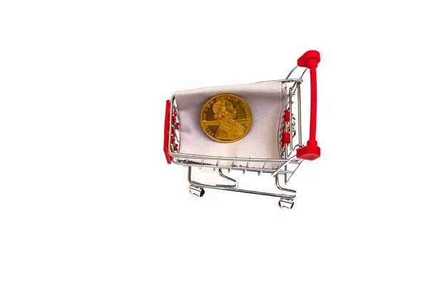 Einkaufswagen Auf Rädern Mit Goldmünzen Und Papierdollar Auf Weißem Hintergrund — Stockfoto