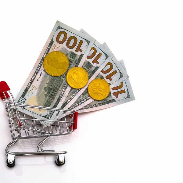 Tekerlekli Alışveriş Arabası Altın Paralar Beyaz Arka Planda Kağıt Paralar — Stok fotoğraf