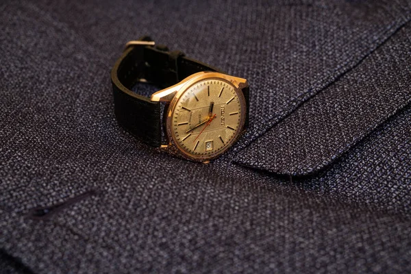 2023 Lemberg Ukrainegoldene Armbanduhr Auf Buntem Hintergrund Vintage Uhr Aus — Stockfoto