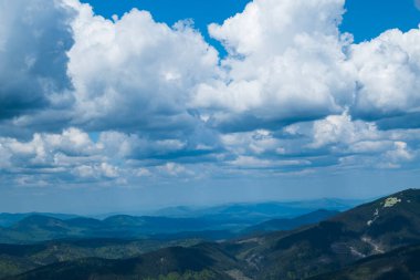 Karpatlar 'ın Ukrayna' daki dağ manzarası, seyahat ve sağlıklı yaşam tarzı.
